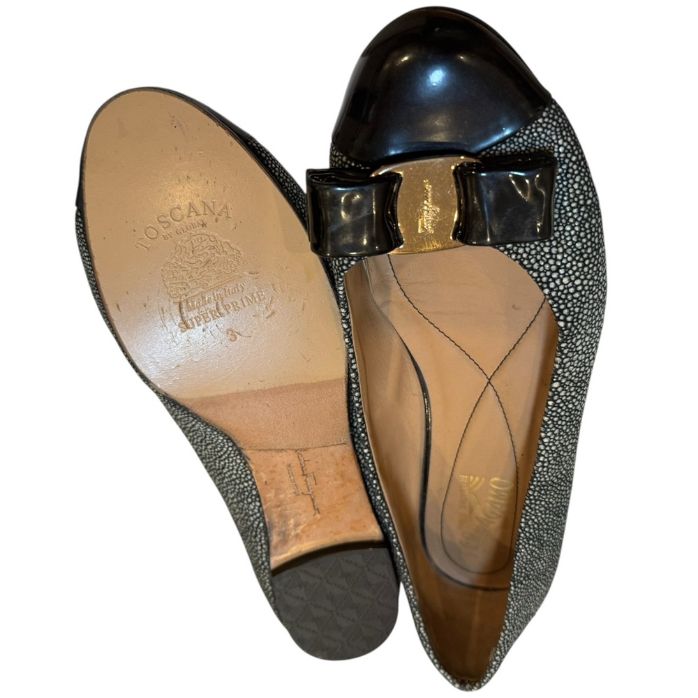 Salvatore Ferragamo Vara Bow Flats 7B – Stingray-Print Leather & Patent Cap Toe - Picture 11 of 16